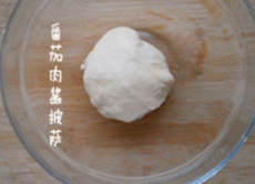 番茄肉酱披萨 ,把面团的所有材料揉成团,使劲揉,至扩展阶段