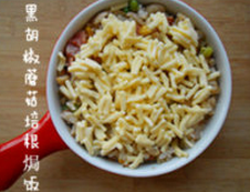 黑胡椒蘑菇培根焗饭,烤箱预热180度,烤15分钟左右