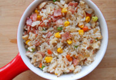 黑胡椒蘑菇培根焗饭,炒好的米饭放入烤碗,撒胡椒粉,表面撒一层马苏里拉奶酪