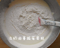 淡奶油蔓越莓蛋糕,筛入低粉,拌匀,成为淡奶油蛋黄糊