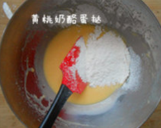 黄桃奶酪蛋挞 ,加入淀粉,搅拌至看不到干粉,加入牛奶,拌匀