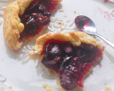车厘子Galette,烤箱预热210度,烤25分钟至面皮金黄即可。出炉之后趁热乎乎的时候吃最美味