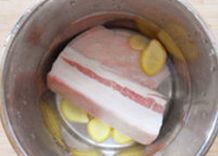 蒜泥白肉 ,煮肉洗净入锅,加<a style='color:red;display:inline-block;' href='/shicai/ 37'>姜</a>,加水,煮熟。