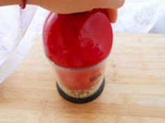 蒜泥白肉 ,<a style='color:red;display:inline-block;' href='/shicai/ 2794'>大蒜</a>切成泥，<a style='color:red;display:inline-block;' href='/shicai/ 131'>香菜</a>切沫。加酱油调成料。喜欢的话，可以加些<a style='color:red;display:inline-block;' href='/shicai/ 190761'>老干妈辣酱</a>，尤其里面的辣椒油