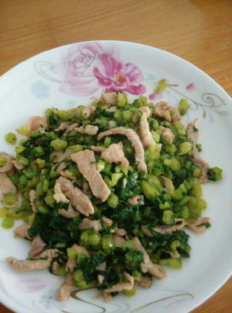 芥菜炒猪肉丝,锅继续放花生油烧开倒入芥菜沫爆炒一分钟加盐加炒好的猪肉丝一起爆炒至熟盛起.