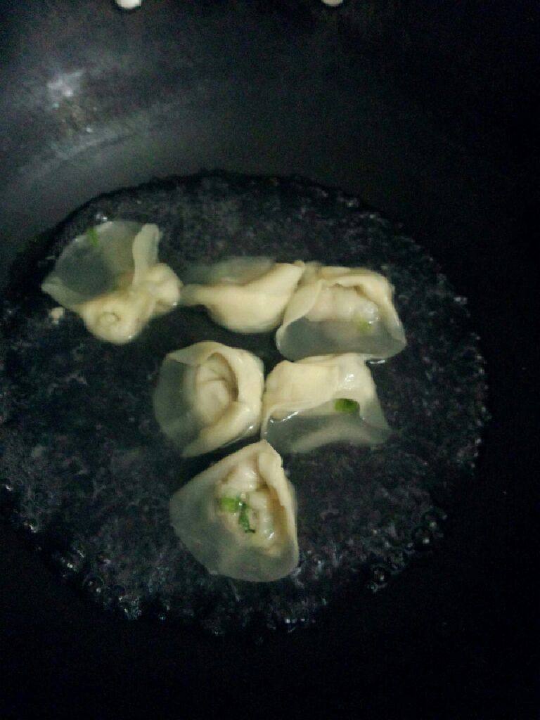 馄饨汤,锅加水烧开把馄饨放入煮