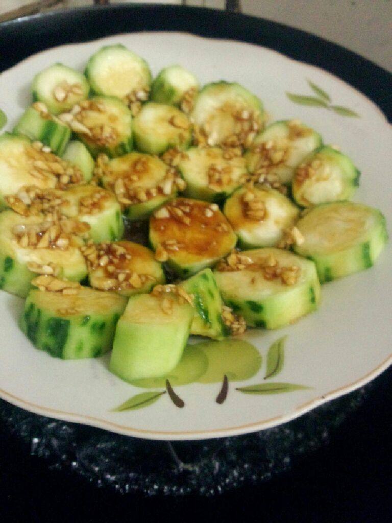 蒜蓉蒸丝瓜,在将酱料倒在丝瓜面上  锅加水烧开把丝瓜放入蒸