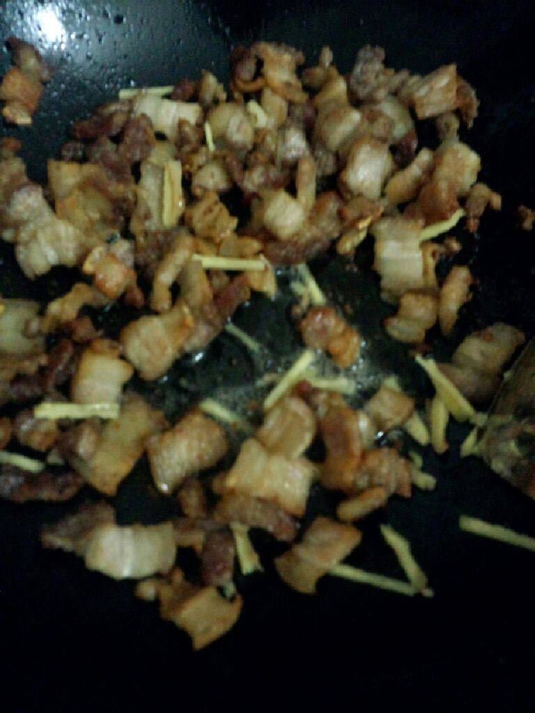 蒜仔炒五花肉,炒至五花肉出油变金黄在把油倒少些加入姜丝和<a style='color:red;display:inline-block;' href='/shicai/ 718'>料酒</a>炒香