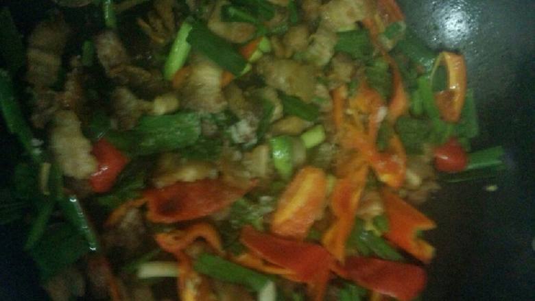 蒜仔炒五花肉,在把蒜仔和红椒一起放入炒