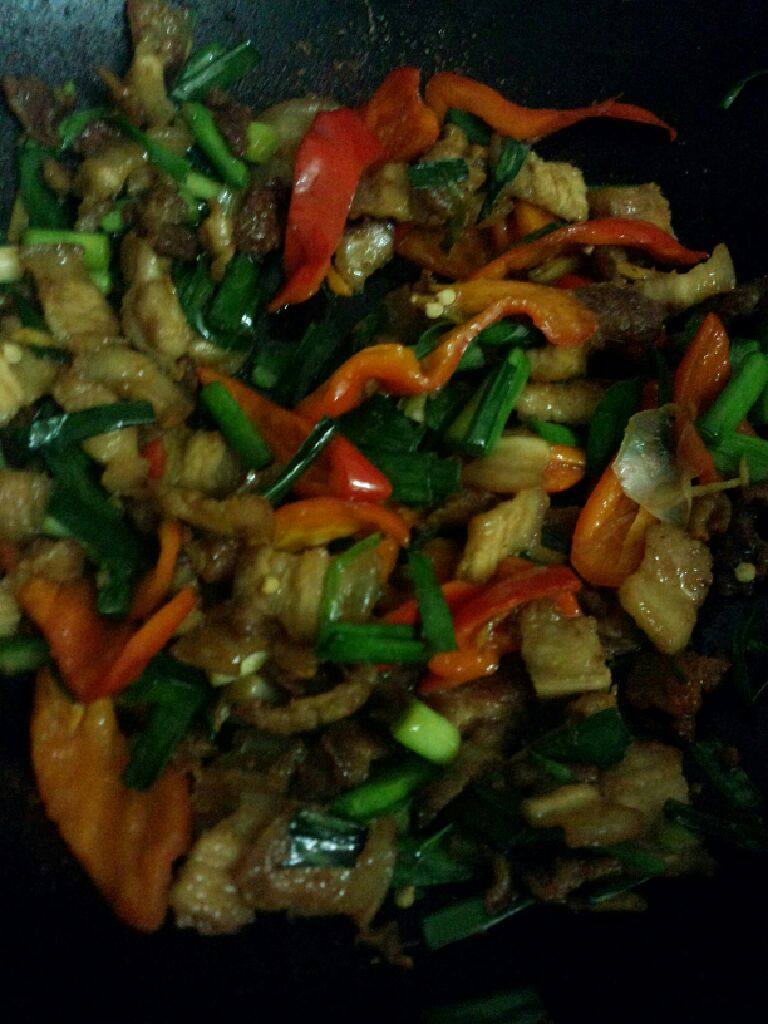 蒜仔炒五花肉,炒至差不多在加入盐 <a style='color:red;display:inline-block;' href='/shicai/ 788'>生抽</a>  <a style='color:red;display:inline-block;' href='/shicai/ 720'>胡椒粉</a>炒熟即可关火