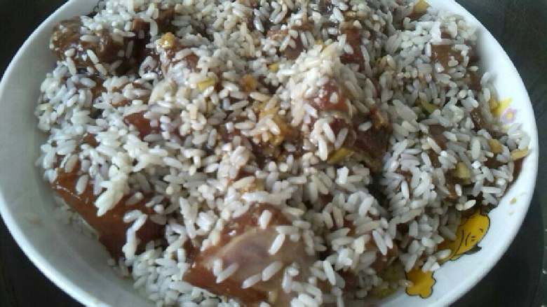 ≈糯米排骨≈,往排骨里舀一勺食用油，拌匀。均匀沾裹上糯米，然后冷水上锅蒸1个半小时
