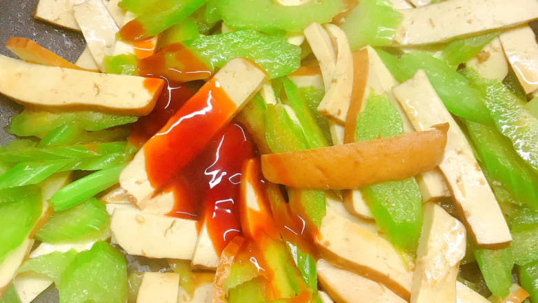 西芹炒香干,放<a style='color:red;display:inline-block;' href='/shicai/ 721'>蚝油</a>