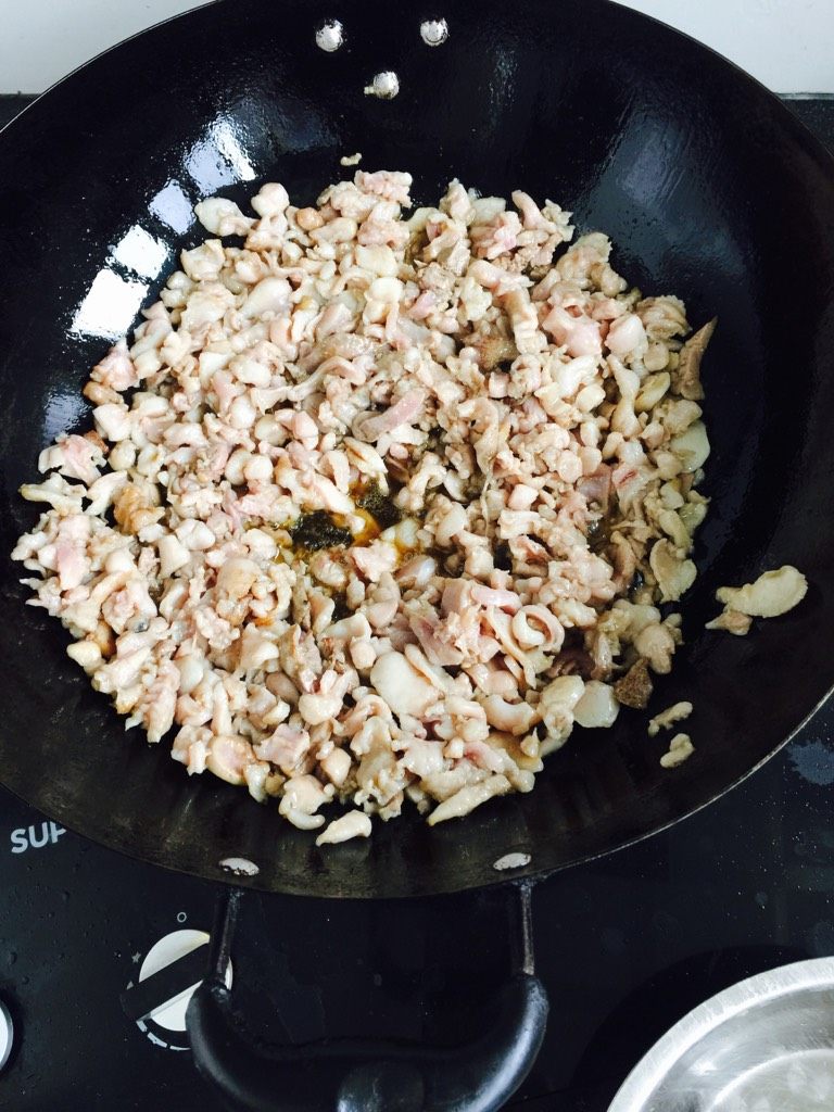 跳水兔,锅烧热,倒入食用油烧热,兔肉下锅,跑油锅至七分熟,出锅