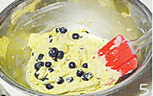 蓝莓玉米麦芬,加入蓝莓,轻轻拌合