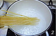 鲜虾奶油意面,深锅煮开<a style='color:red;display:inline-block;' href='/shicai/ 156925'>水</a>加少许盐,将有机尼奥意大利面放入,煮熟