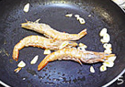 鲜虾奶油意面,小火加热,放入蒜片炒香后加虾,两边煎到金黄