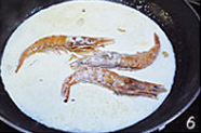 鲜虾奶油意面,加入淡奶油,再加少许水以防糊锅