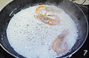 鲜虾奶油意面,中火加热至开锅,加<a style='color:red;display:inline-block;' href='/shicai/ 801'>海盐</a>和粗粒黑胡椒熬制浓稠