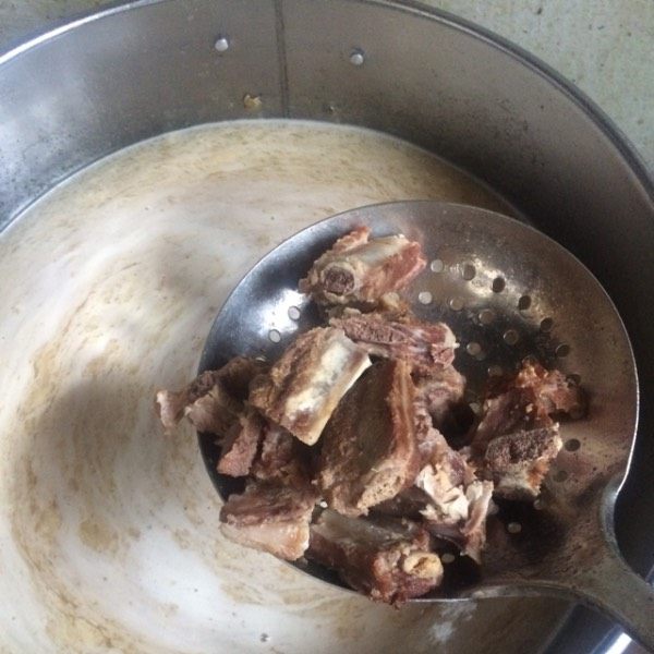 云南腊排骨,剁成小段,放入锅中熬制