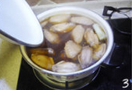烟熏鸡翅,大火烧开锅,转中小火,炖10-15分钟,鸡翅熟透关火