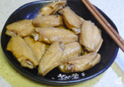 烟熏鸡翅,熟了的鸡翅盖盖降温至完全凉透,用筷子夹出控下水分