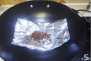 烟熏鸡翅,干锅内铺一大块锡纸,锡纸里放红<a style='color:red;display:inline-block;' href='/shicai/ 10588'>糖</a>