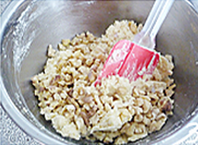  核桃雪球,<a style='color:red;display:inline-block;' href='/shicai/ 5056'>核桃仁</a>加入拌好的面团中，略微混合；