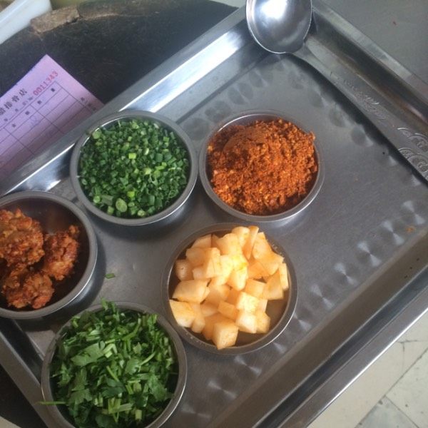 云南腊排骨,最后就是蘸水,辣椒面里有二十三个香料