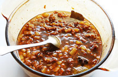 卤肉饭,开盖转大火收浓汤汁后关火,加入<a style='color:red;display:inline-block;' href='/shicai/ 865'>蜂蜜</a>搅匀(降温后会卤子变得更浓稠、香甜),将卤子浇在熟米饭上即可