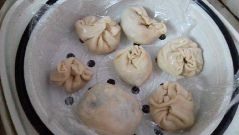鸡蛋肉松包子,电饭锅放凉水，放上包子，然后放煮饭蒸20分钟后。