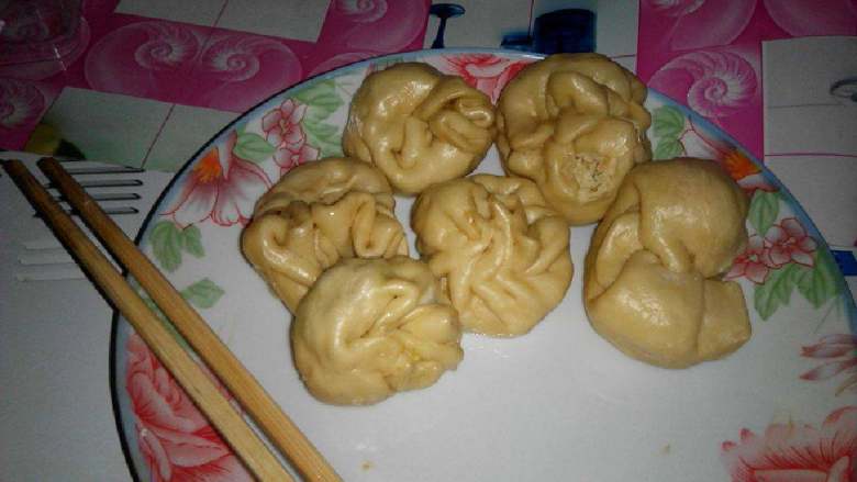 鸡蛋肉松包子,这次皮擀的太薄了，用的是老面粉，孩子在一边闹，随便捏出来的包子，经验不足，多多谅解。