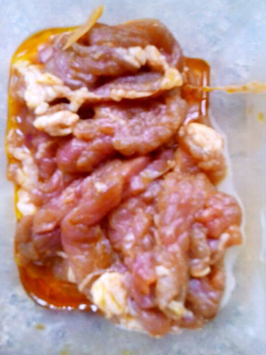 牛肉炒粉条,牛肉提前用适量盐，酱油，<a style='color:red;display:inline-block;' href='/shicai/ 12043'>花椒粉</a>，腌制10分钟左右。