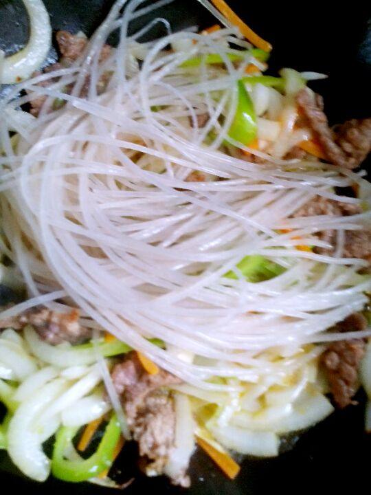牛肉炒粉条,加入粉丝。