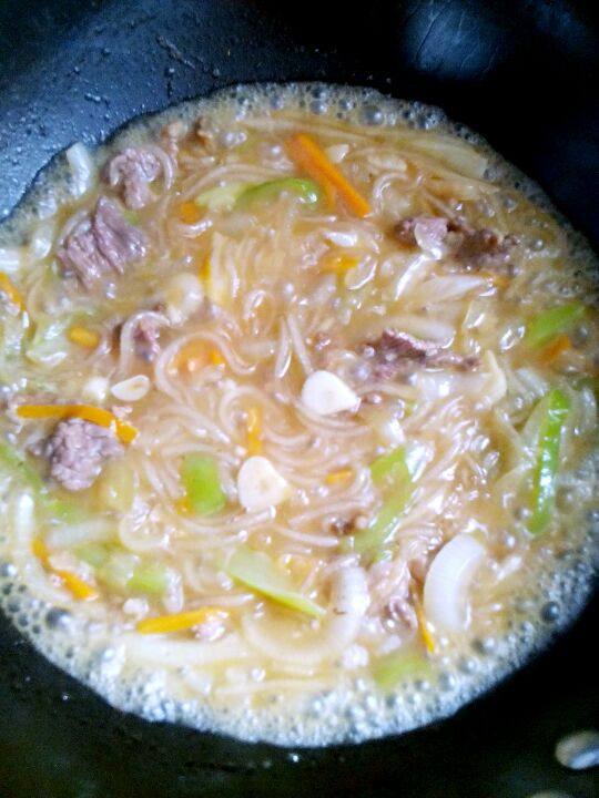牛肉炒粉条,再加入适量的水，炖5分钟左右。
