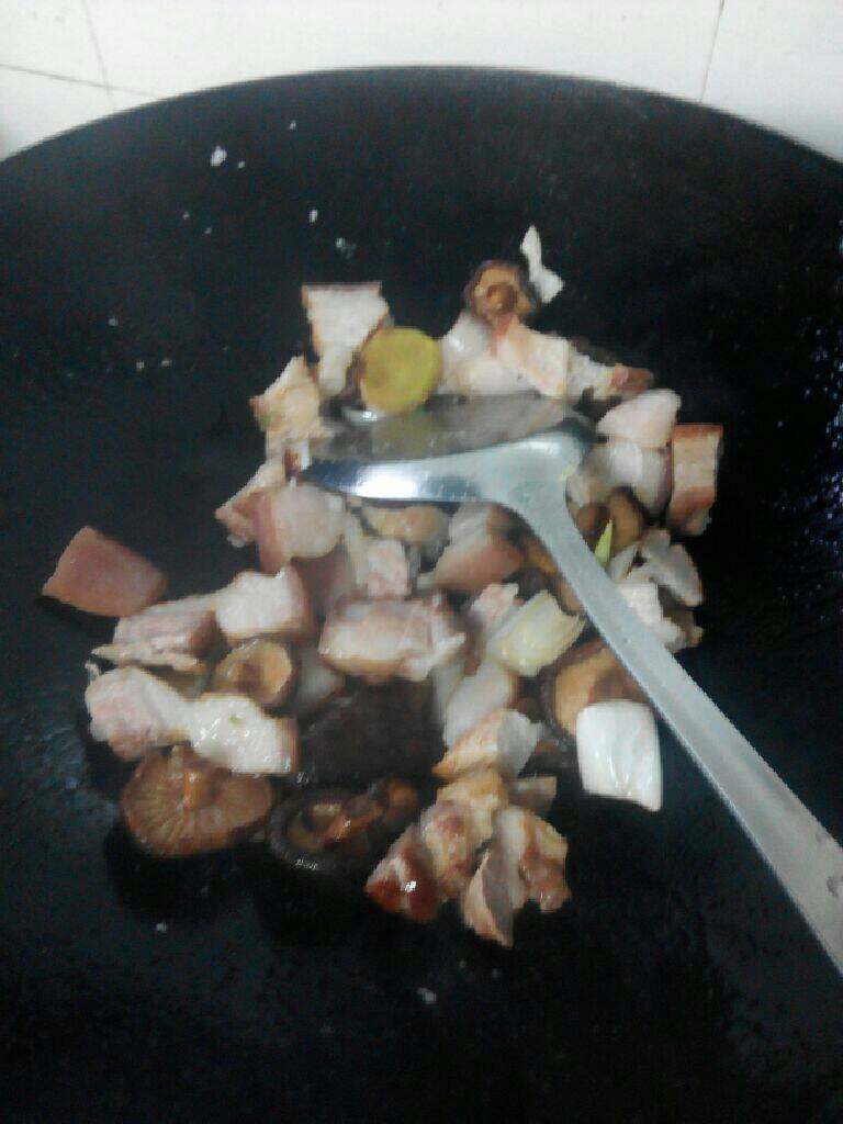 香菇焖五花肉,倒入五花肉煸炒