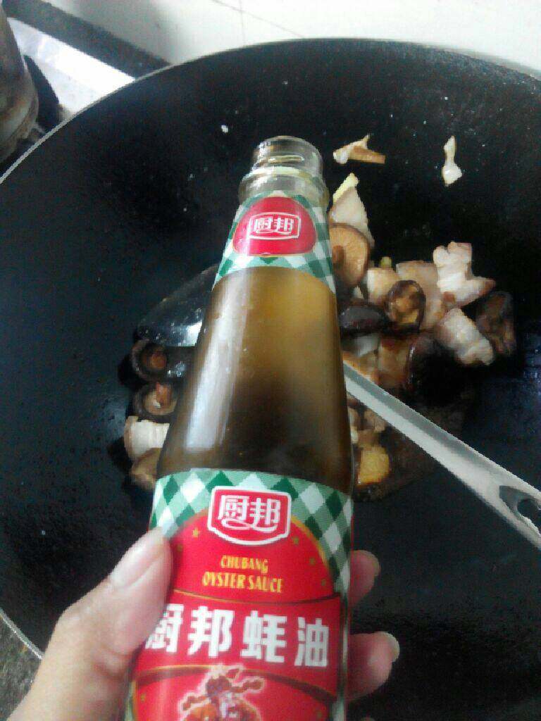 香菇焖五花肉,加入酱油和蚝油。