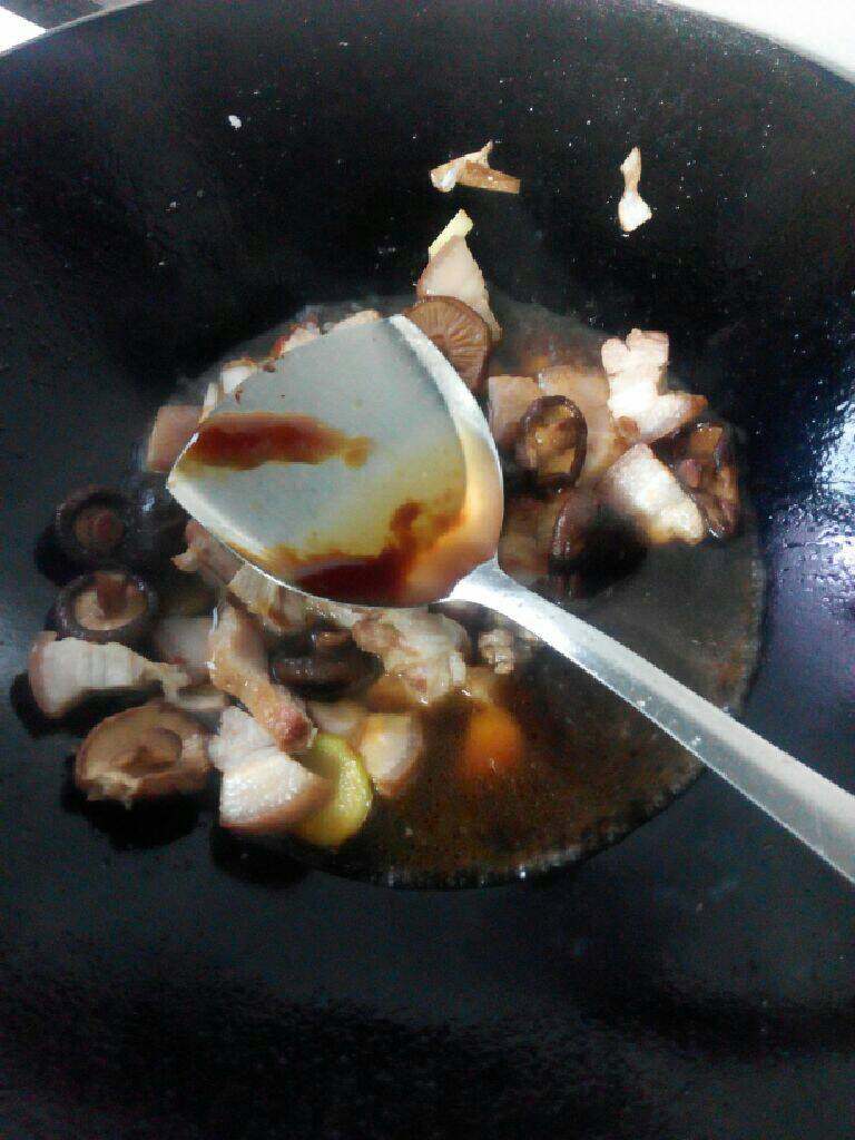 香菇焖五花肉,加入水