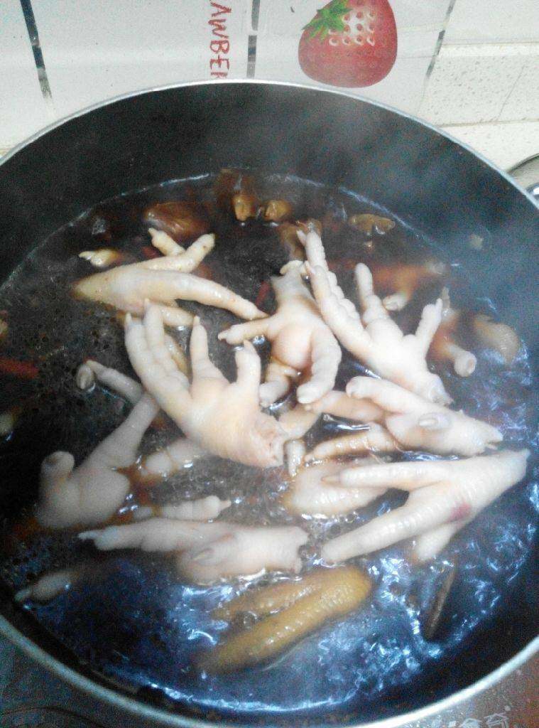 香卤鸡爪,放入飞好水的鸡爪,熬5分钟即可关火,放置一夜,浸泡入味