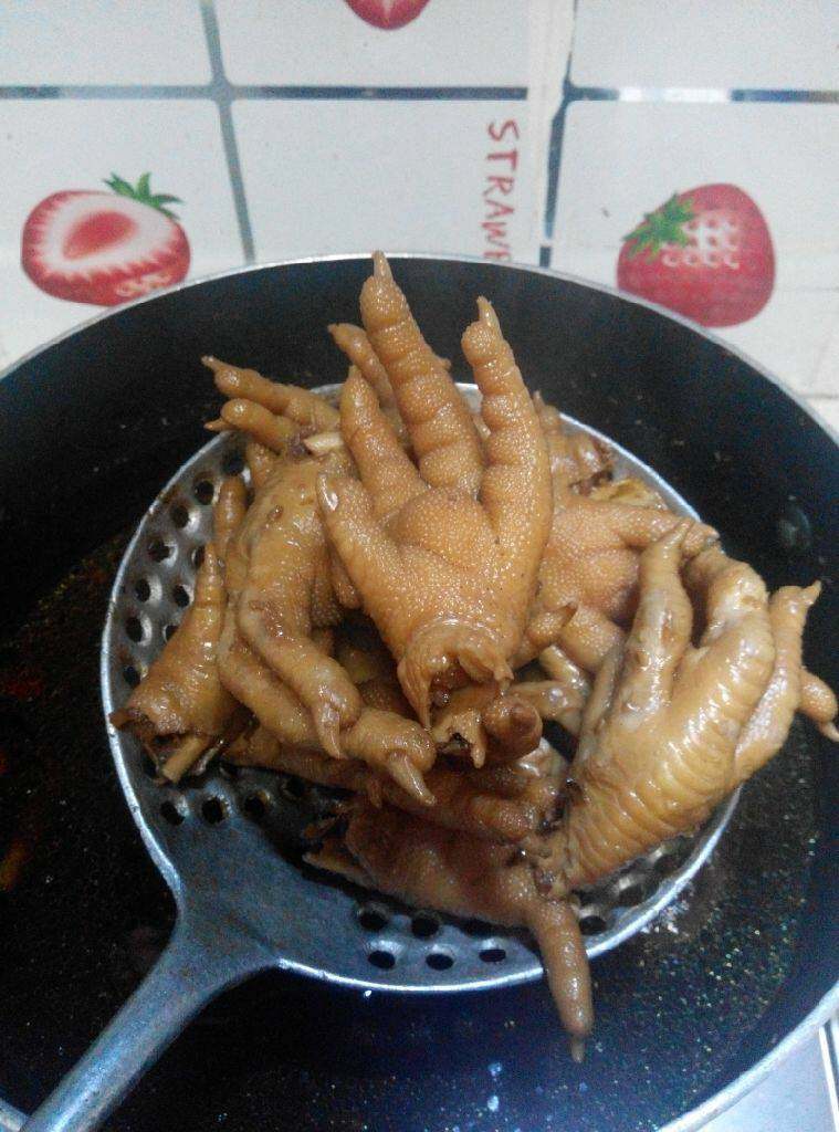 香卤鸡爪,第二天直接把卤水烧开,捞出鸡爪即可