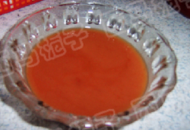 茄汁西兰花 ,取一碗加入水淀粉 番茄酱 <a style='color:red;display:inline-block;' href='/shicai/ 10588'>糖</a> <a style='color:red;display:inline-block;' href='/shicai/ 715'>白醋</a> 盐搅拌均匀成料汁