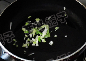 茄汁西兰花 ,锅中放油爆香葱碎