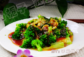 茄汁西兰花 ,把粘稠的料汁浇在焯水的西兰花上即可