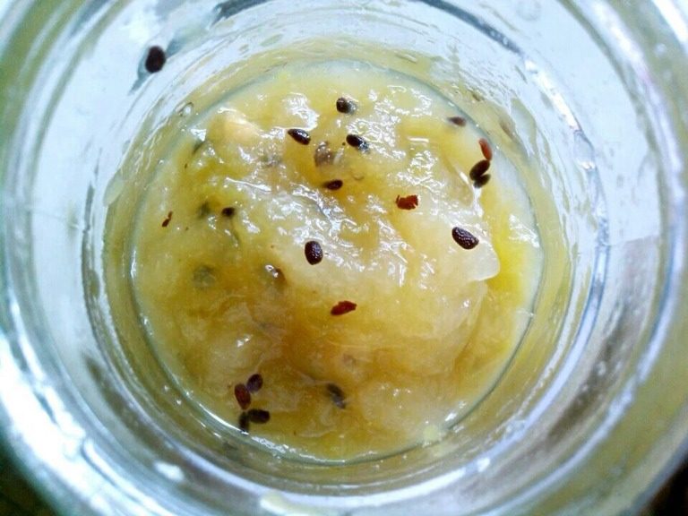 弥梨果酱,如图凉了装入无水玻璃瓶，放冰箱冷藏，纯手工果酱成功