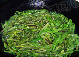 清炒尖椒扁豆丝,锅中加入少量的水烧开加入少量的盐和油,下入扁豆丝煮至2分钟