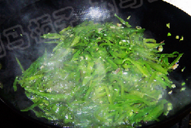 清炒尖椒扁豆丝,加入一点水,煸炒至汤汁收干,加入盐和鸡精调味即可