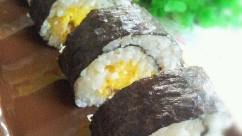 肉松蛋寿司卷,用凉开水抹过刀，切片，装碟