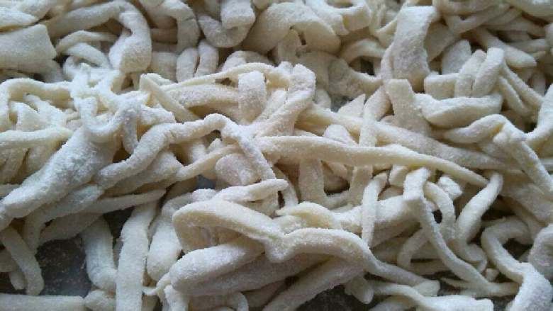 ≈豆角焖面≈,醒好的面团擀成面皮，切细条