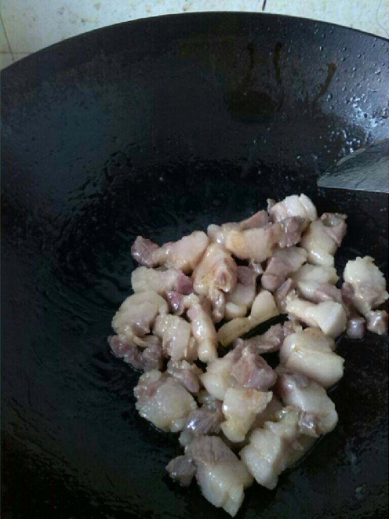 ≈豆角焖面≈,热锅冷油，将五花肉倒进翻炒变色即盛出