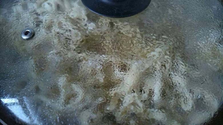 ≈豆角焖面≈,再把面条放入，盖上盖焖半小时即可出锅