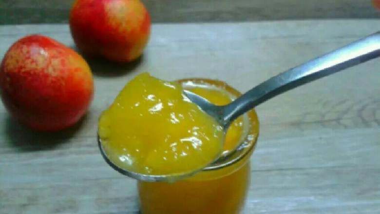 油桃果酱,用容器装起来